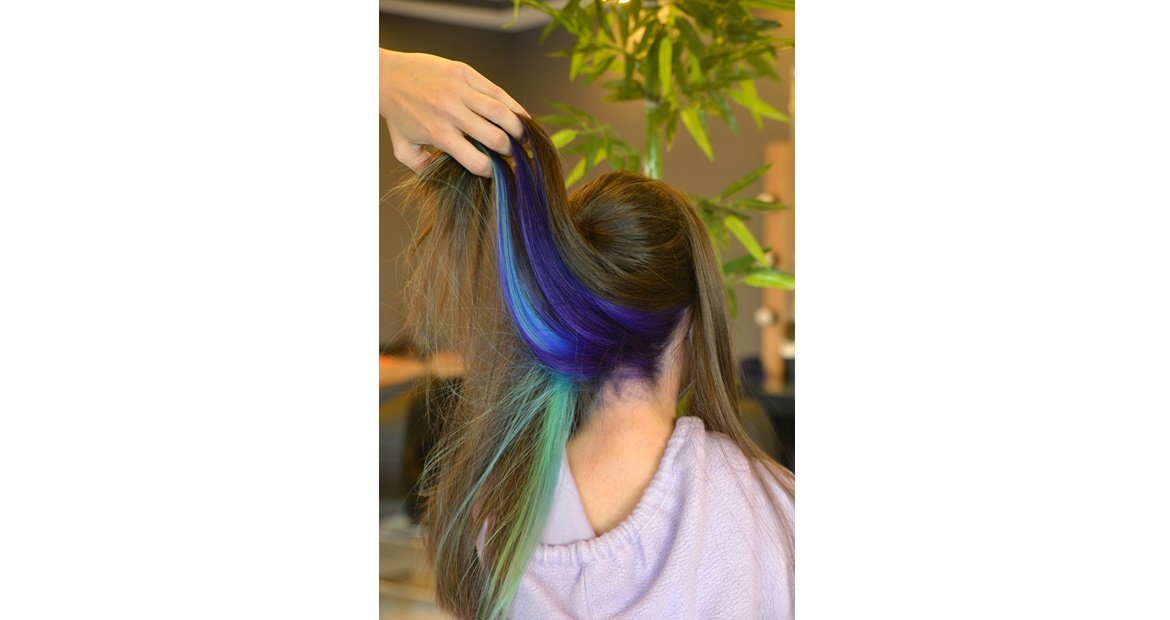 Cabelo azul na nuca